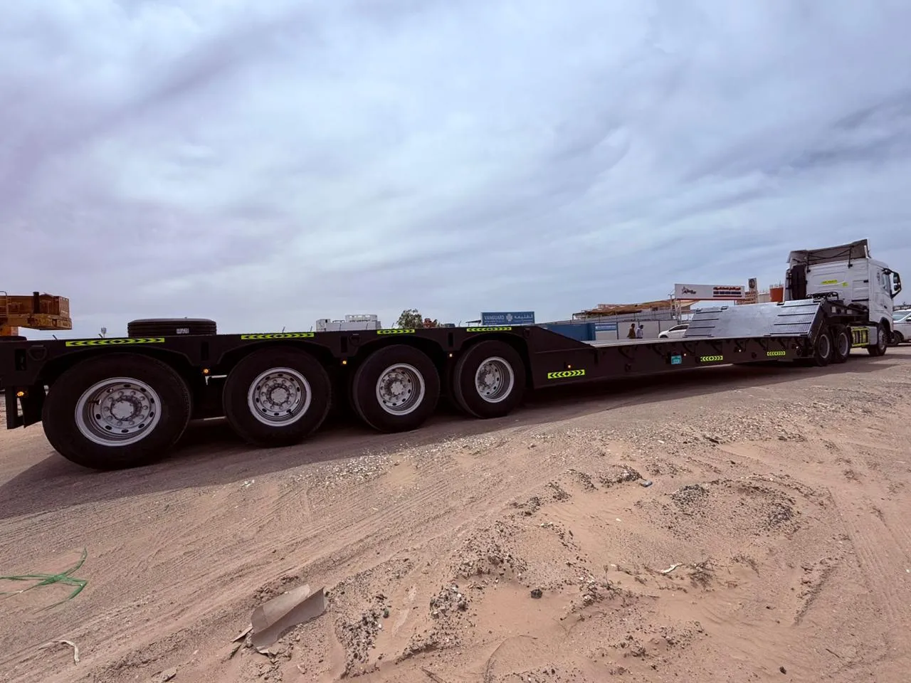 EQP AXIS 4-axle trailer showing the full 3.5 m deck width