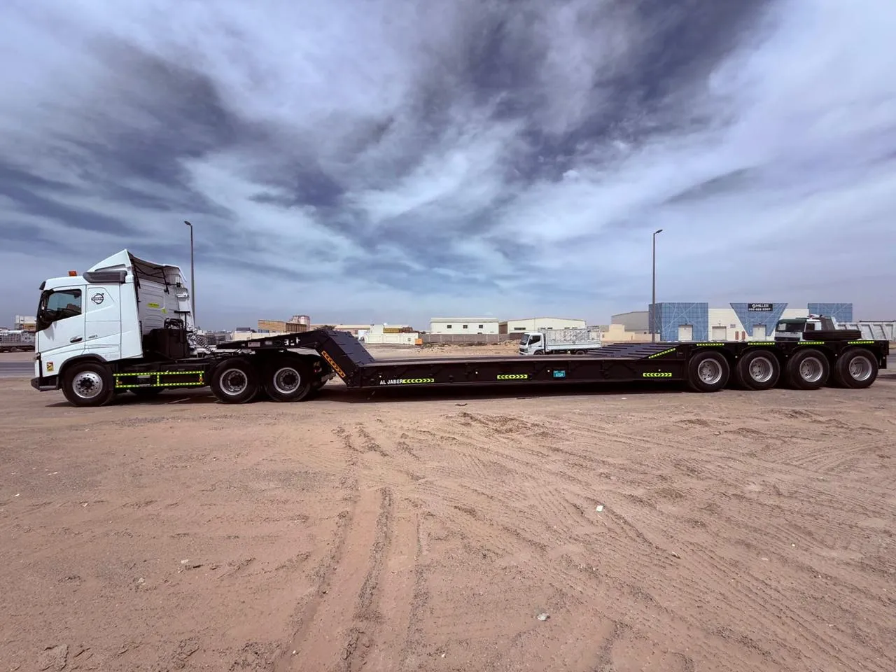 EQP AXIS trailer and Volvo FH prime mover on a UAE project move